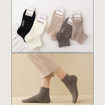 Короткі м'які жіночі шкарпетки з вовни альпаки Корона