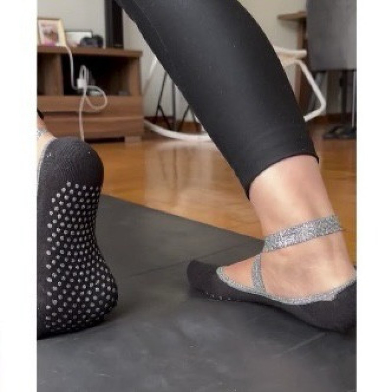 Шкарпетки для йоги та фітнесу жіночі нековзаючі (чорний)